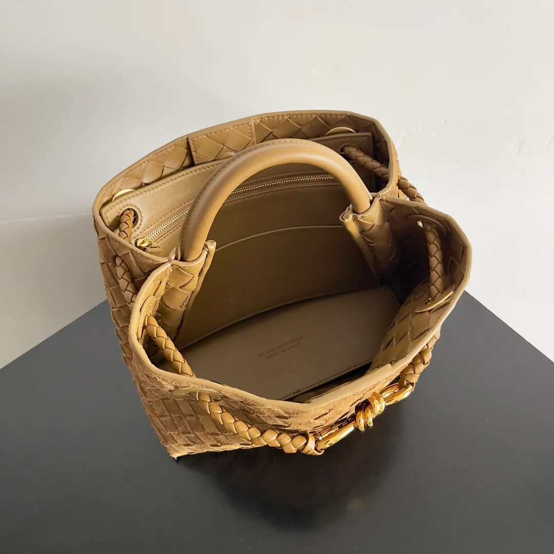 The 2023 new Andiamo batch of 1960 BV has been shipped‼ ️Really popular🔥The new Andiamo woven handbag launched by Bottega Veneta this season is really popular all over the world! ! Celebrities at home and abroad have worn it, and Oscar-winning actress Michelle Yeoh has taken it out on the street. Song Jia, Trai Yara, Yu Feihong, Sanji Ayaka, Rosie Hunting-Whiteley, Yoshioka Riho, etc. have all picked up this bag. It is classic and versatile, showing off its temperament, and the bag capacity is also large, which is very convenient for daily commuting! ! A variety of carrying methods, the shoulder straps can be adjusted by yourself, the original lambskin feels soft and delicate, and the neutral style is made to break gender boundaries and bring a more practical and longer-lasting use experience. Andiamo, which has both elegant and casual styles, perfectly interprets the true appearance of "fashionable old money style". Style number: 743568 (suede) Size: 25*22*10.5cm